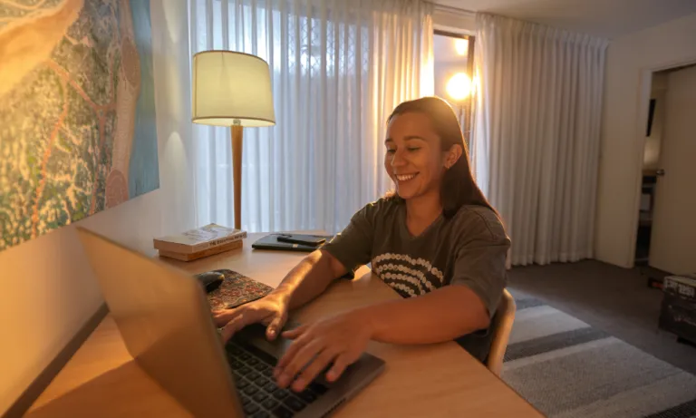 Business student Courtney studies online