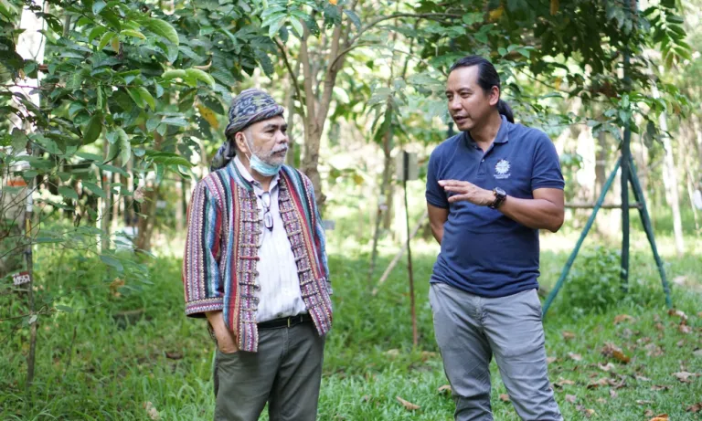 Dr Jayson Ibanez with Obu Manuvu elder Lipatuan Joel Unad